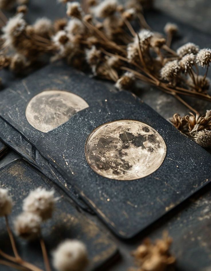Carnets noirs ornés de lunes et de fleurs séchées, le tirage signature des 3 Lunes